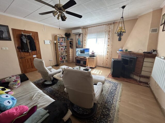 Resale - 5 Bedroom 3 Bathroom Apartment in Albatera -  - Alicante
