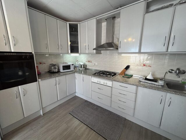 Resale - 5 Bedroom 3 Bathroom Apartment in Albatera -  - Alicante