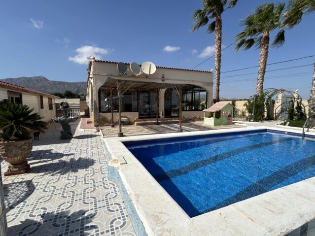 Resale - 5 Bedroom 3 Bathroom Apartment in Albatera -  - Alicante