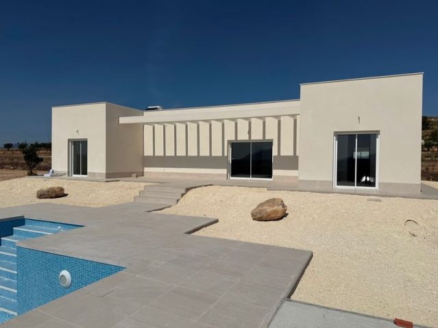 Resale - 3 Bedroom 2 Bathroom Villa in Pinoso -  - Alicante