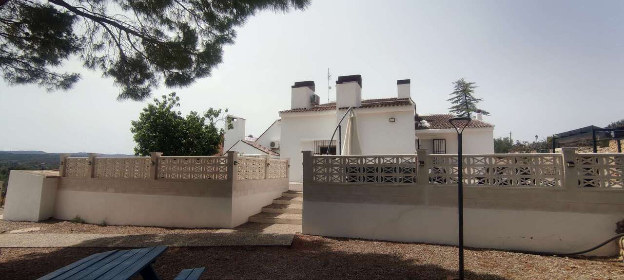 Resale - 9 Bedroom 6 Bathroom Commercial in Ayora - , Ayora, Valencia, Spain - Valencia