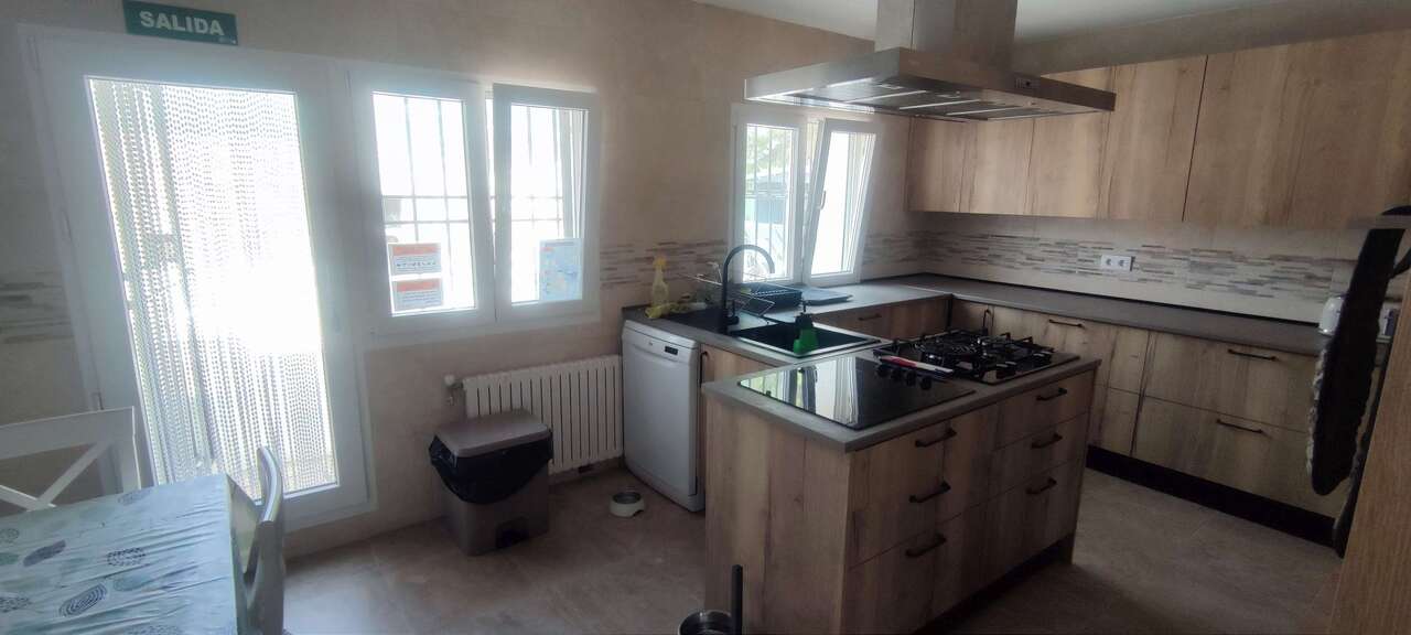 Resale - 9 Bedroom 6 Bathroom Commercial in Ayora - , Ayora, Valencia, Spain - Valencia