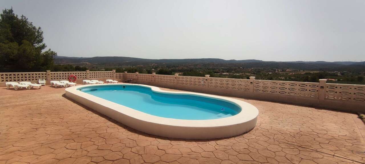 9 Bedroom 6 Bathroom Commercial in Ayora