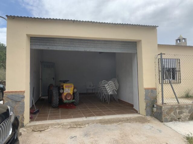 Resale - 4 Bedroom 1 Bathroom Villa in Pinoso -  - Alicante