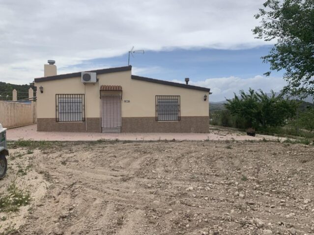 Resale - 4 Bedroom 1 Bathroom Villa in Pinoso -  - Alicante