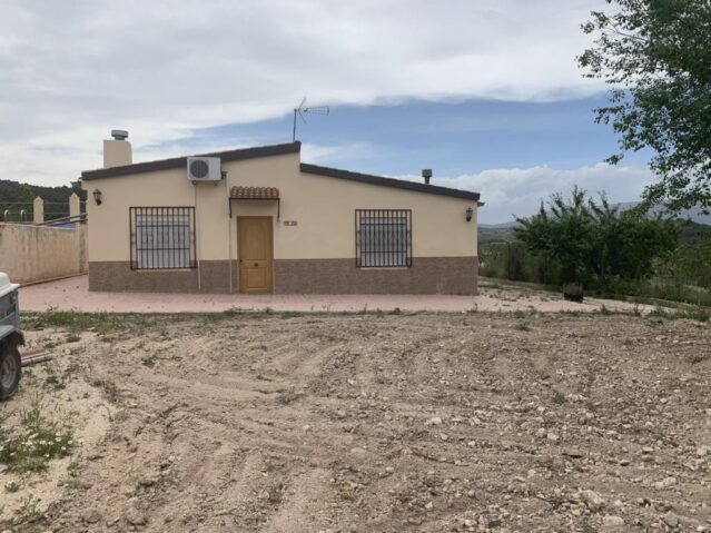 Resale - 4 Bedroom 1 Bathroom Villa in Pinoso -  - Alicante
