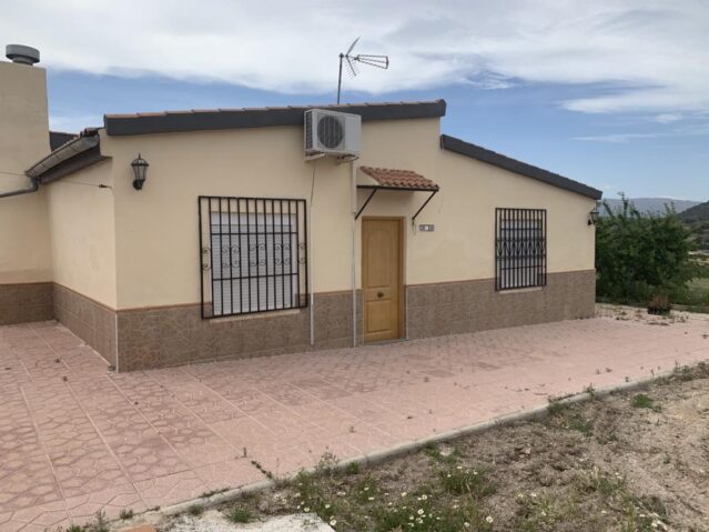 Resale - 4 Bedroom 1 Bathroom Villa in Pinoso -  - Alicante