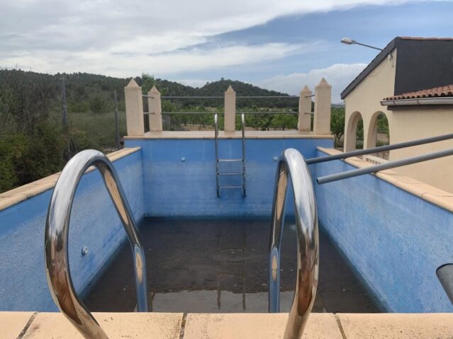 Resale - 4 Bedroom 1 Bathroom Villa in Pinoso -  - Alicante