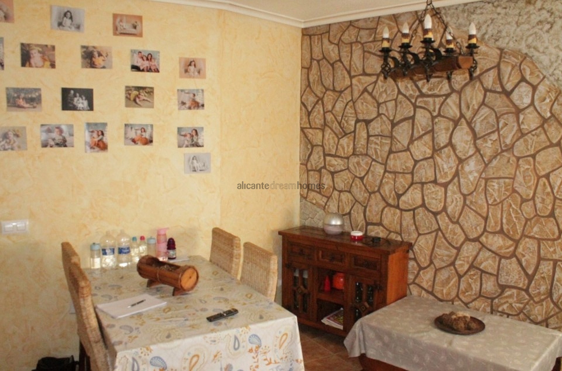 Resale - 3 Bedroom 3 Bathroom Townhouse in Pinoso -  - Alicante