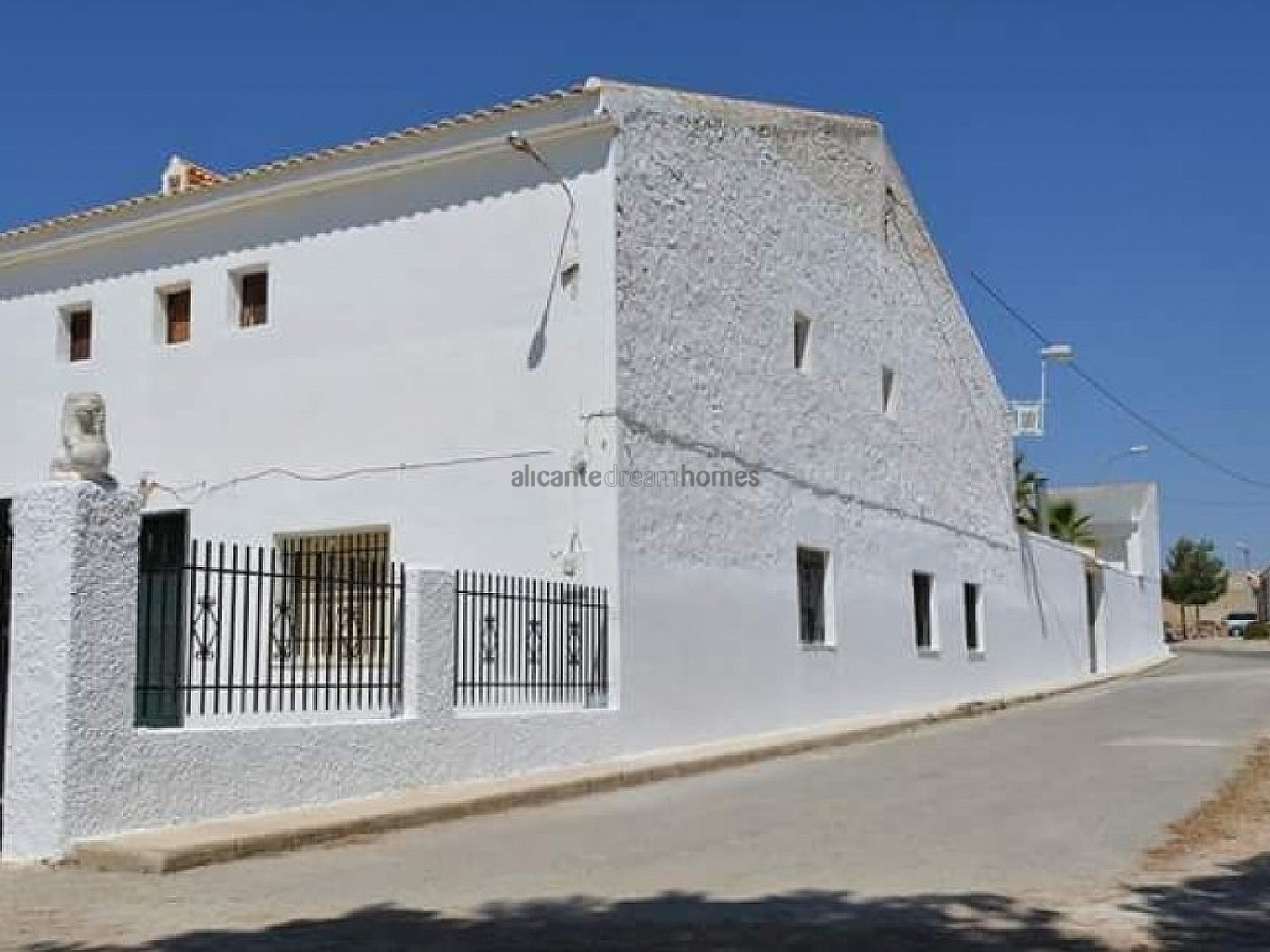 5 Bedroom 2 Bathroom Townhouse in Torre Del Rico