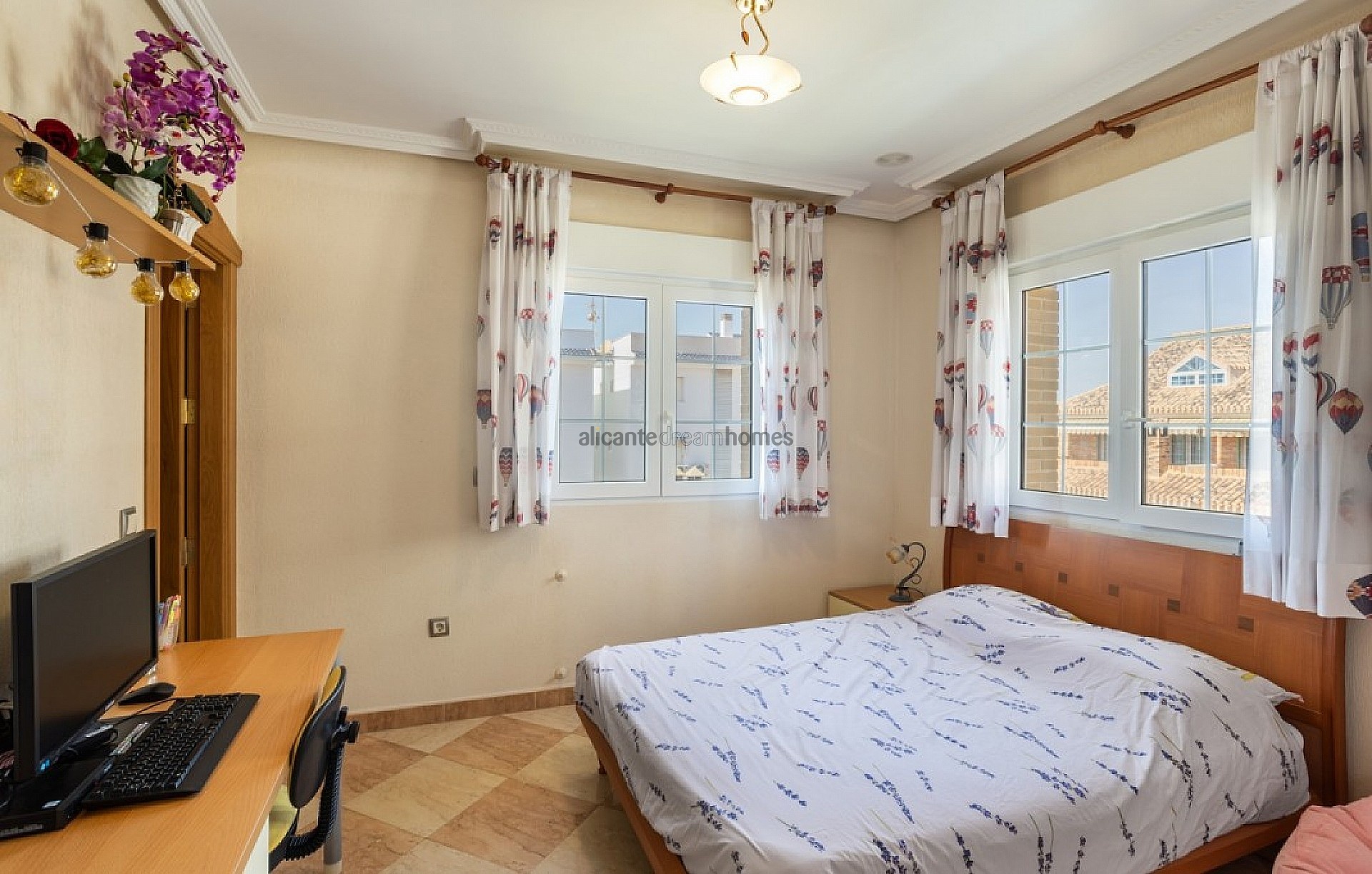 Resale - 5 Bedroom 4 Bathroom Villa in Torrevieja -  - Alicante