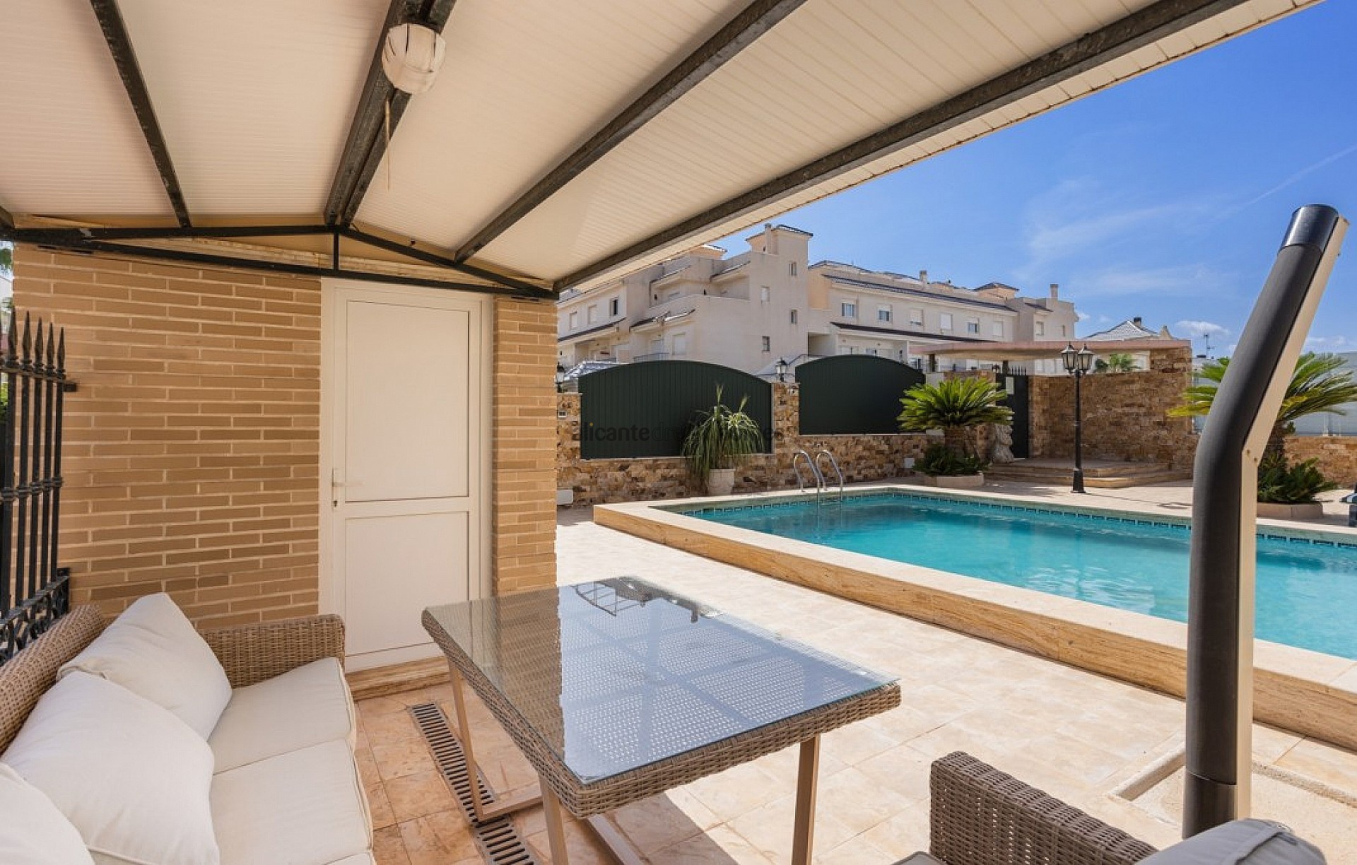 Resale - 5 Bedroom 4 Bathroom Villa in Torrevieja -  - Alicante