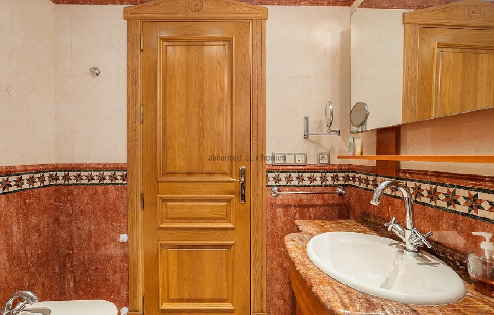 Resale - 5 Bedroom 4 Bathroom Villa in Torrevieja -  - Alicante