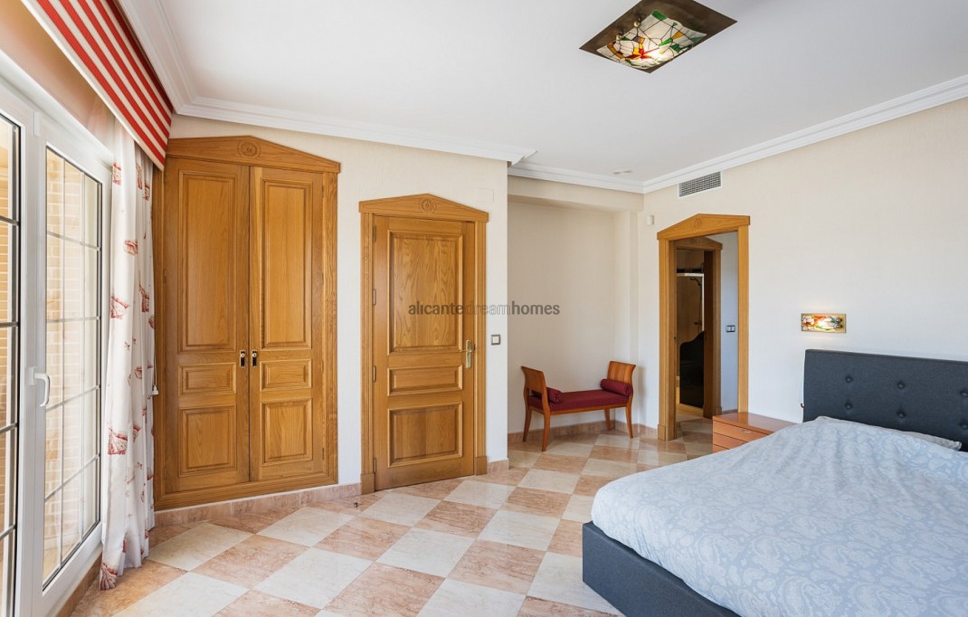 Resale - 5 Bedroom 4 Bathroom Villa in Torrevieja -  - Alicante