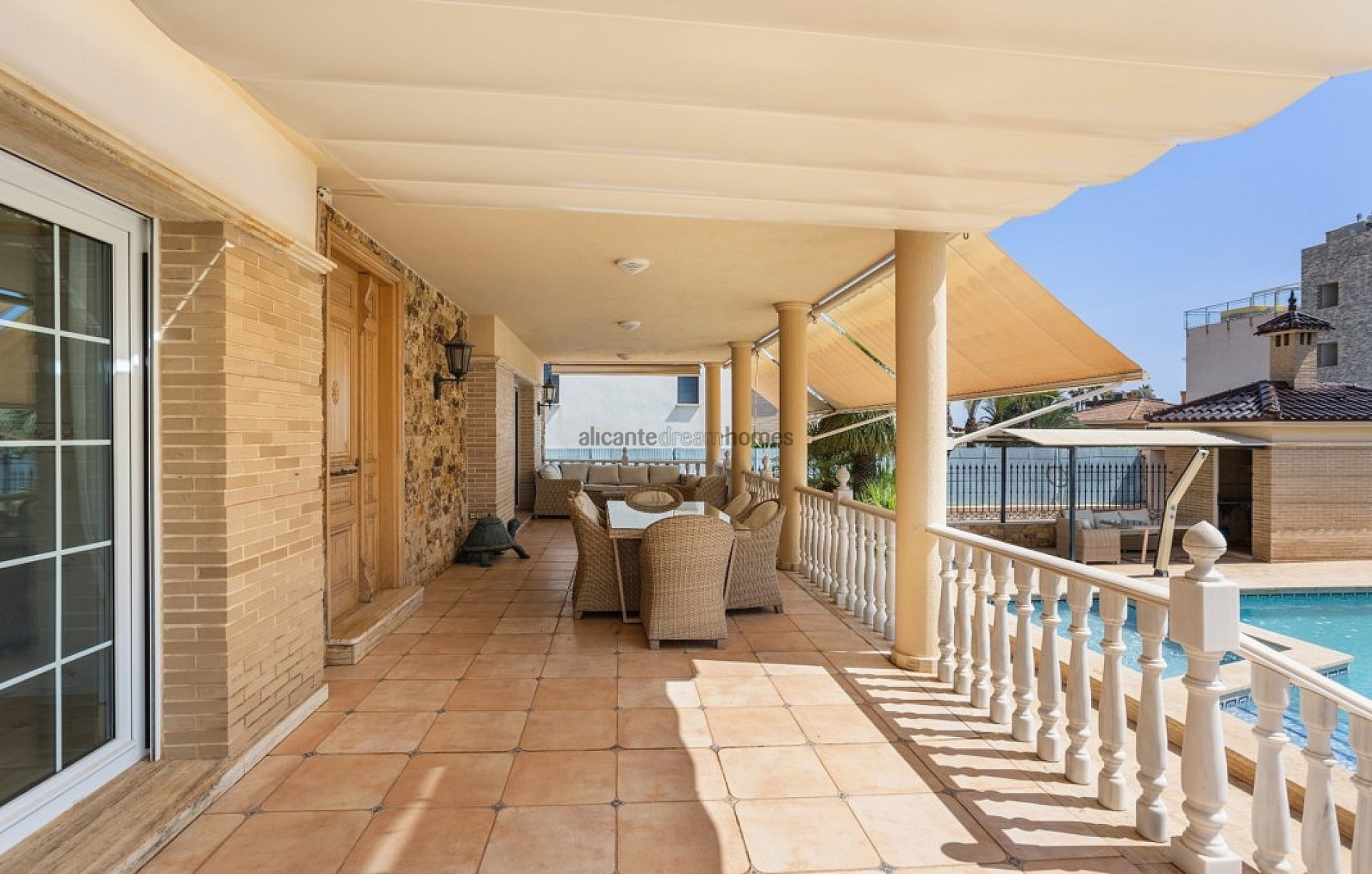 Resale - 5 Bedroom 4 Bathroom Villa in Torrevieja -  - Alicante