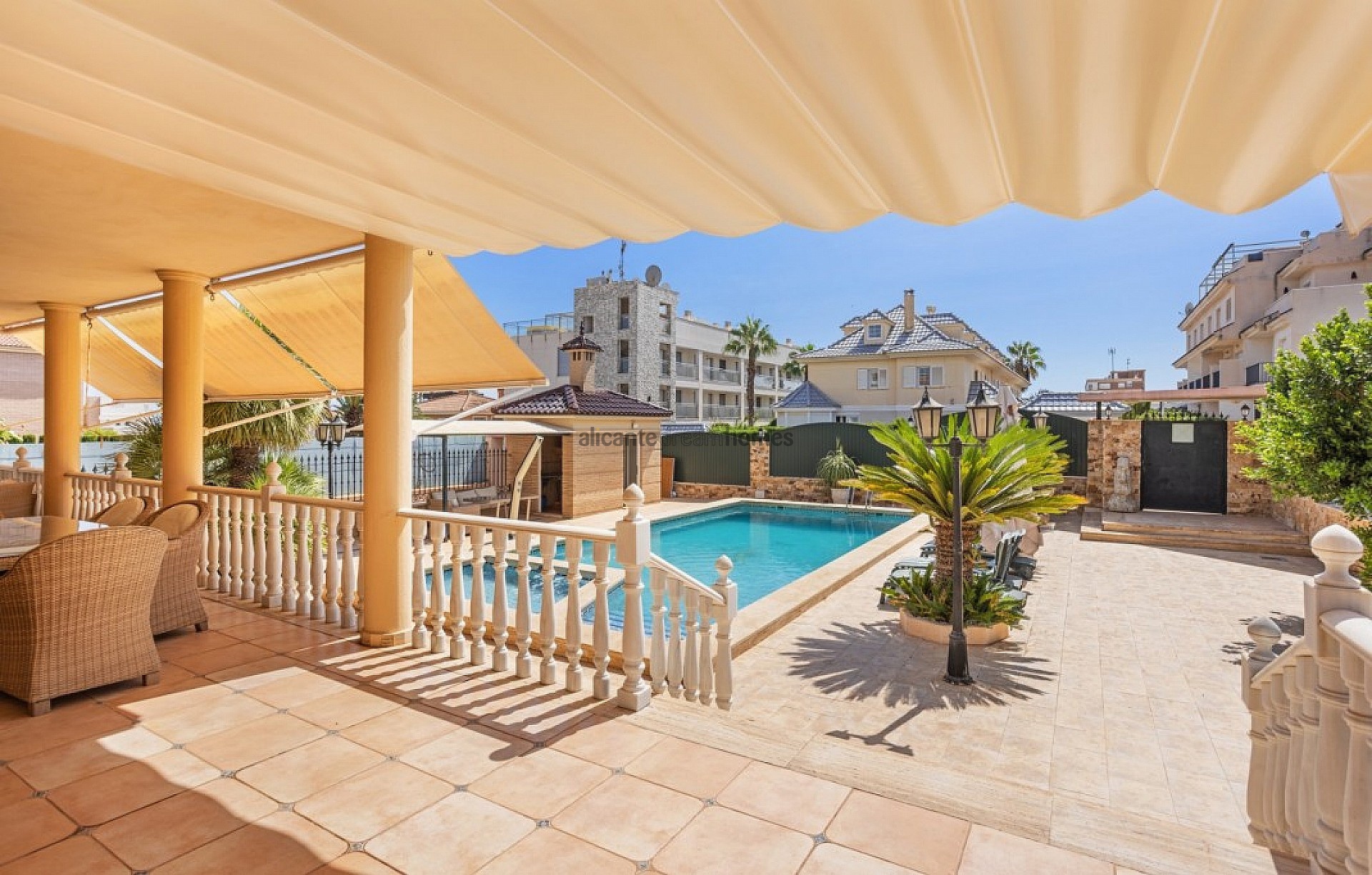 Resale - 5 Bedroom 4 Bathroom Villa in Torrevieja -  - Alicante