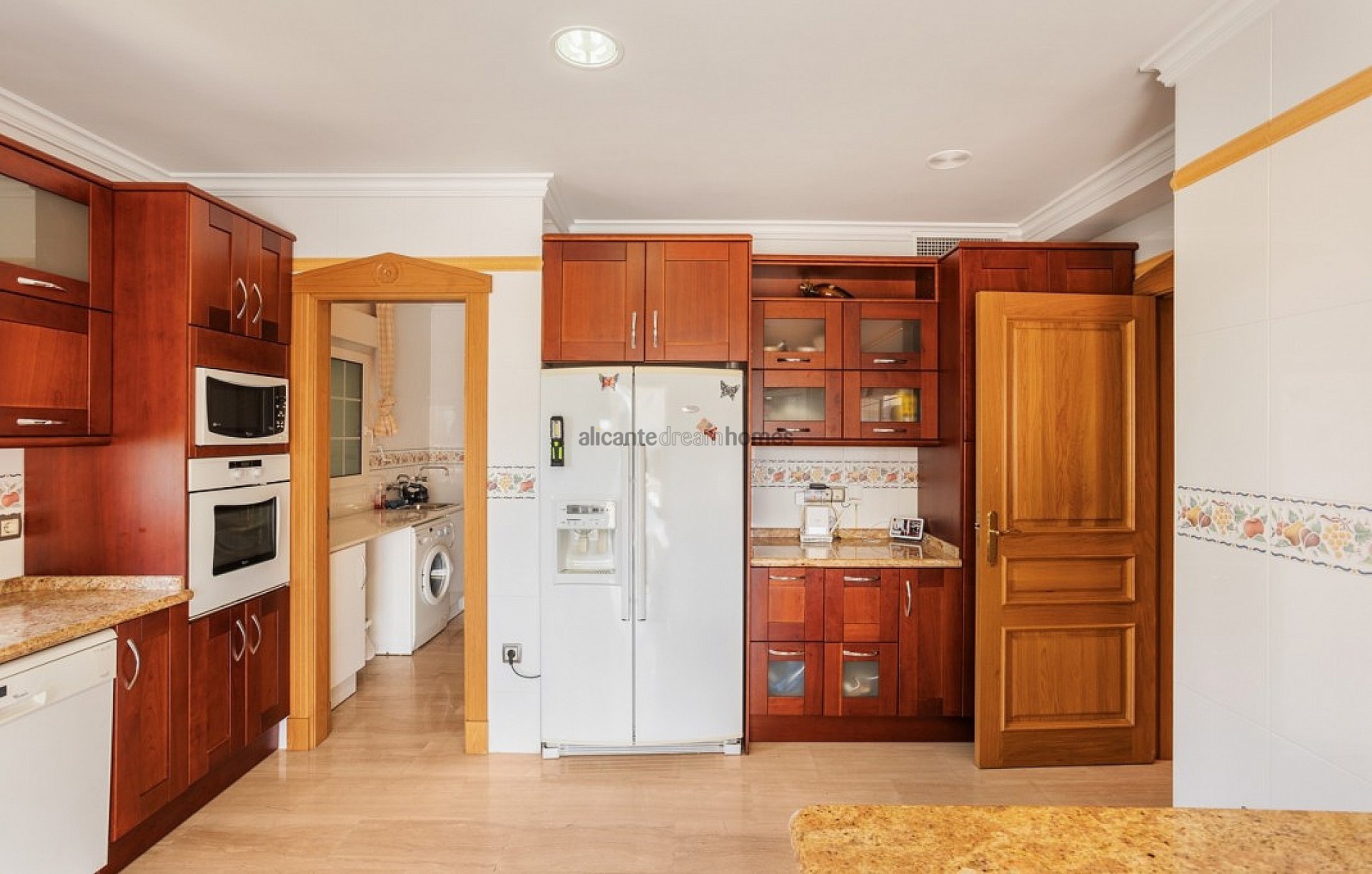 Resale - 5 Bedroom 4 Bathroom Villa in Torrevieja -  - Alicante