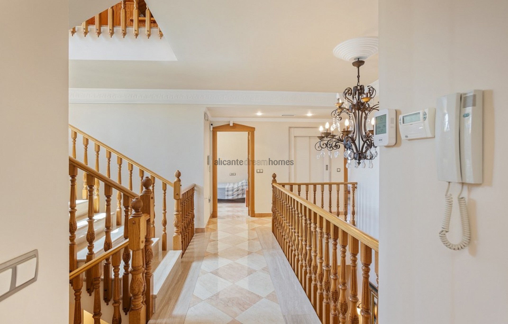 Resale - 5 Bedroom 4 Bathroom Villa in Torrevieja -  - Alicante