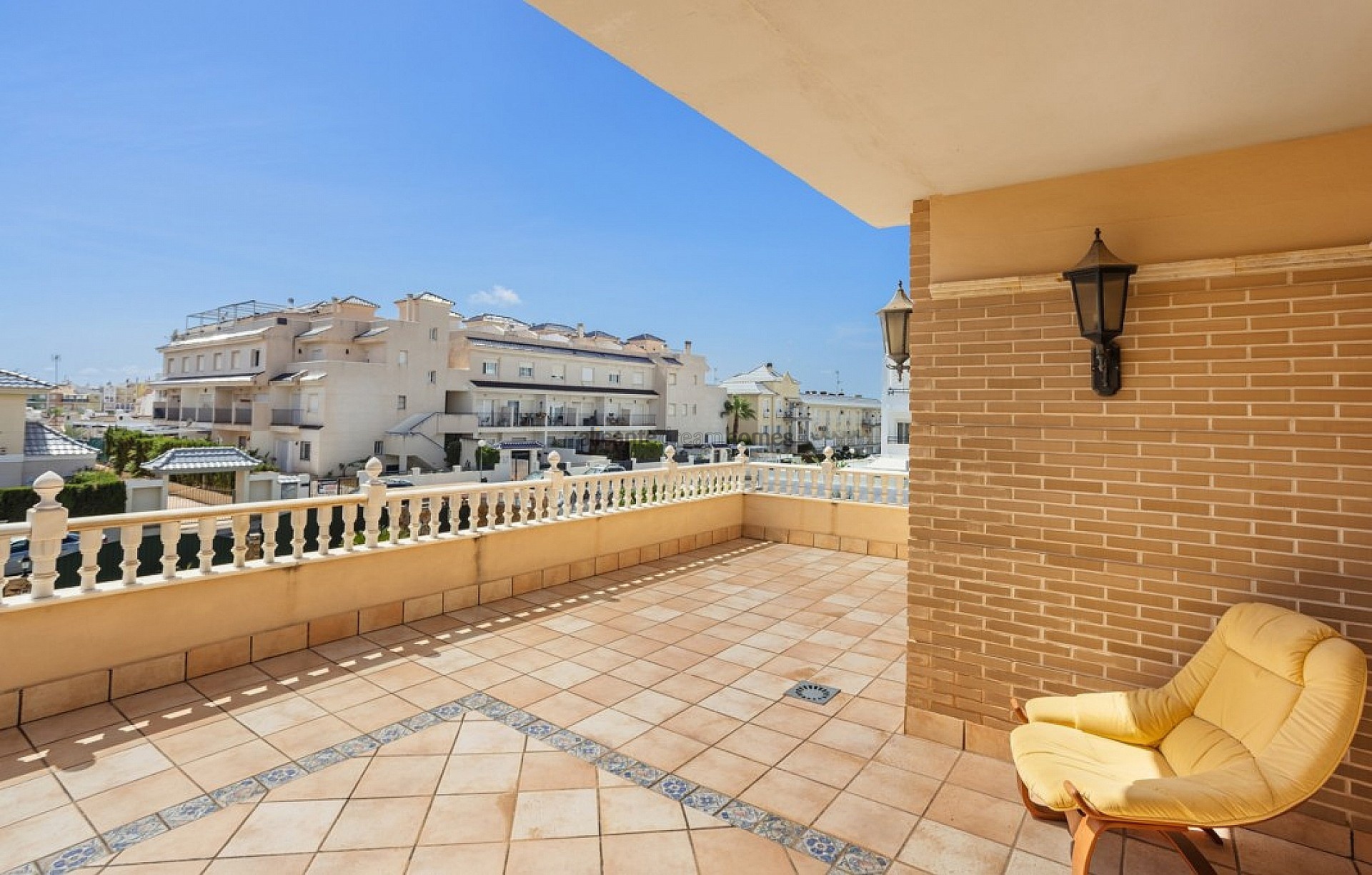 Resale - 5 Bedroom 4 Bathroom Villa in Torrevieja -  - Alicante