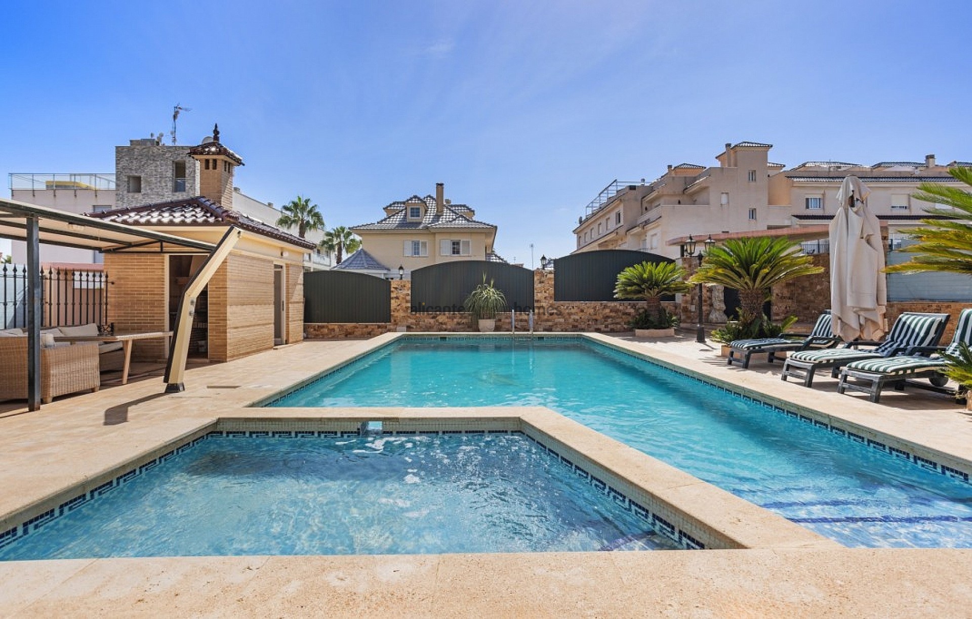 Resale - 5 Bedroom 4 Bathroom Villa in Torrevieja -  - Alicante