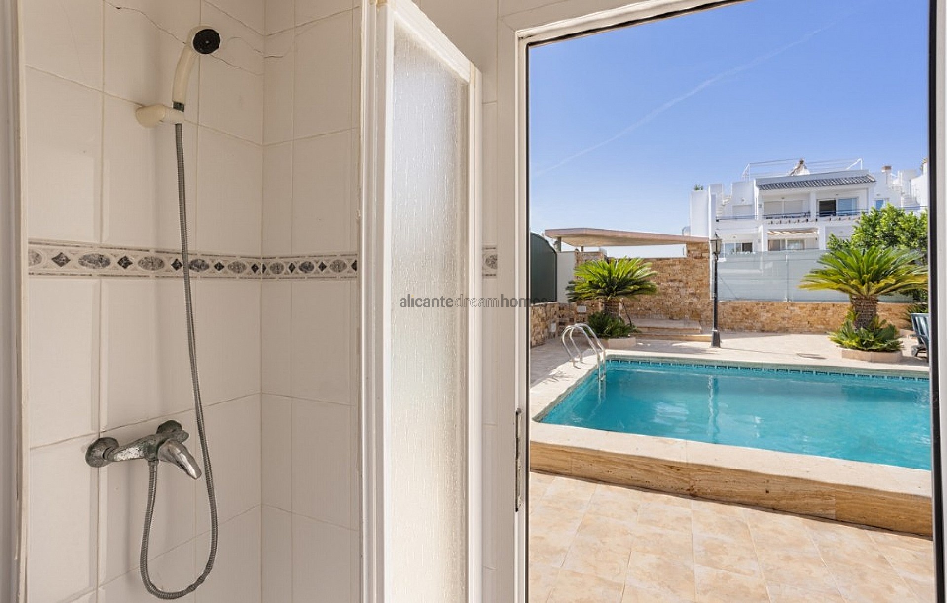 Resale - 5 Bedroom 4 Bathroom Villa in Torrevieja -  - Alicante