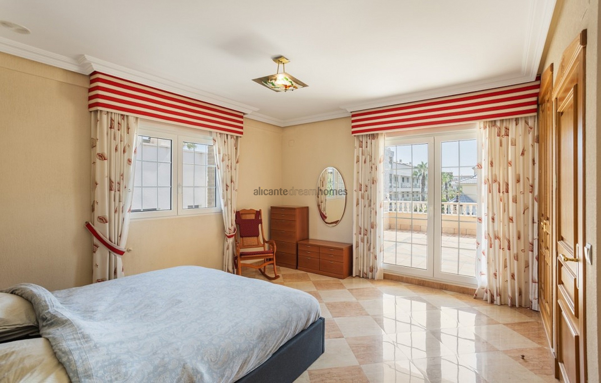 Resale - 5 Bedroom 4 Bathroom Villa in Torrevieja -  - Alicante