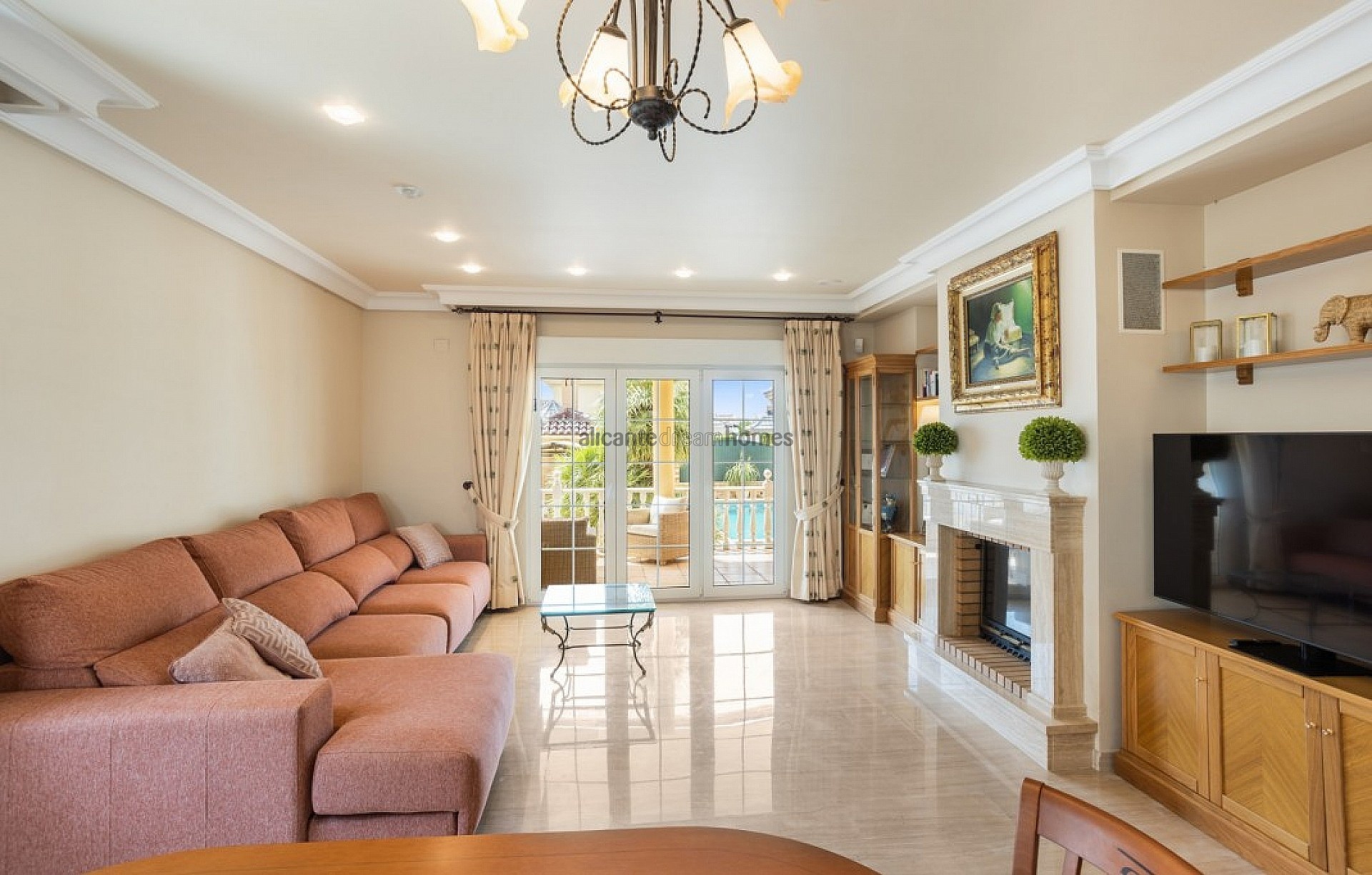 Resale - 5 Bedroom 4 Bathroom Villa in Torrevieja -  - Alicante