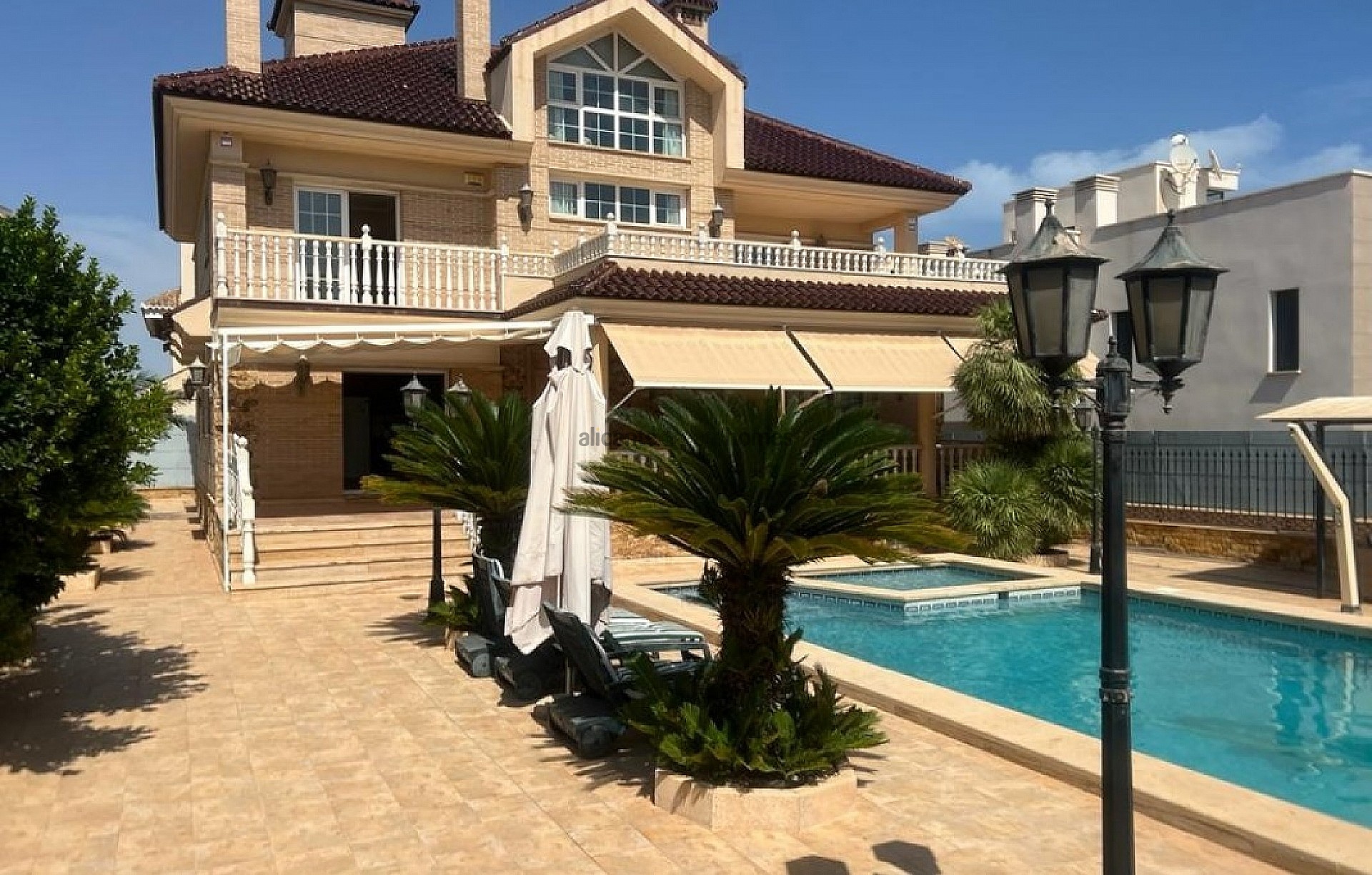 Resale - 5 Bedroom 4 Bathroom Villa in Torrevieja -  - Alicante