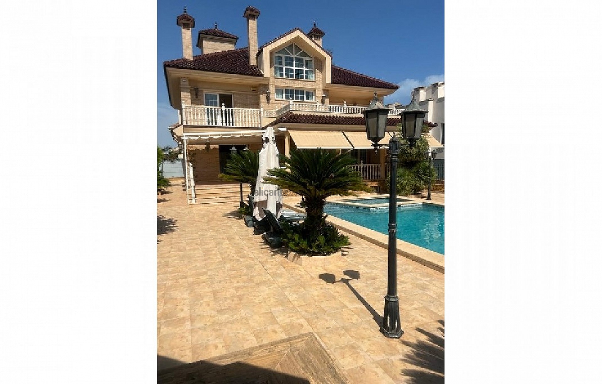 Resale - 5 Bedroom 4 Bathroom Villa in Torrevieja -  - Alicante