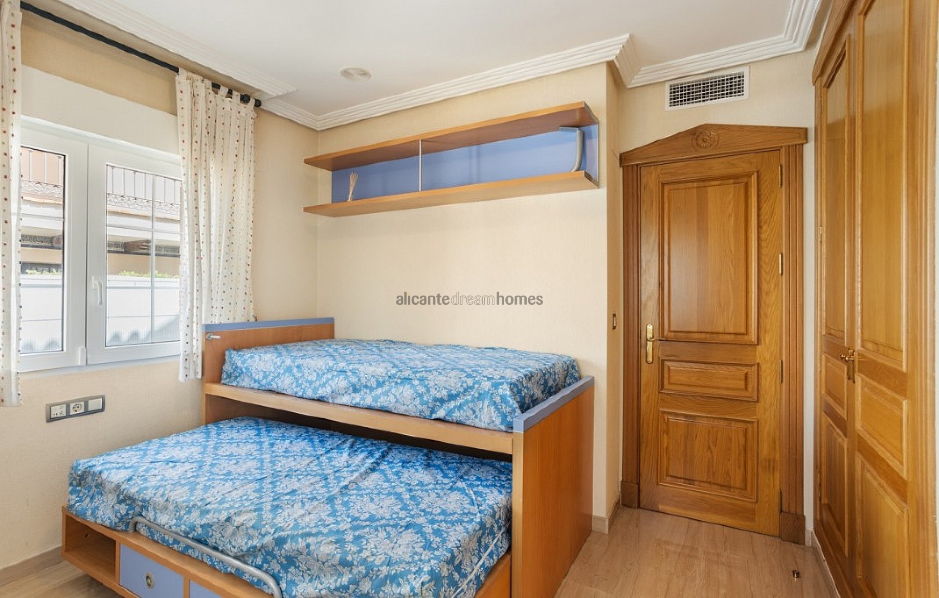 Resale - 5 Bedroom 4 Bathroom Villa in Torrevieja -  - Alicante