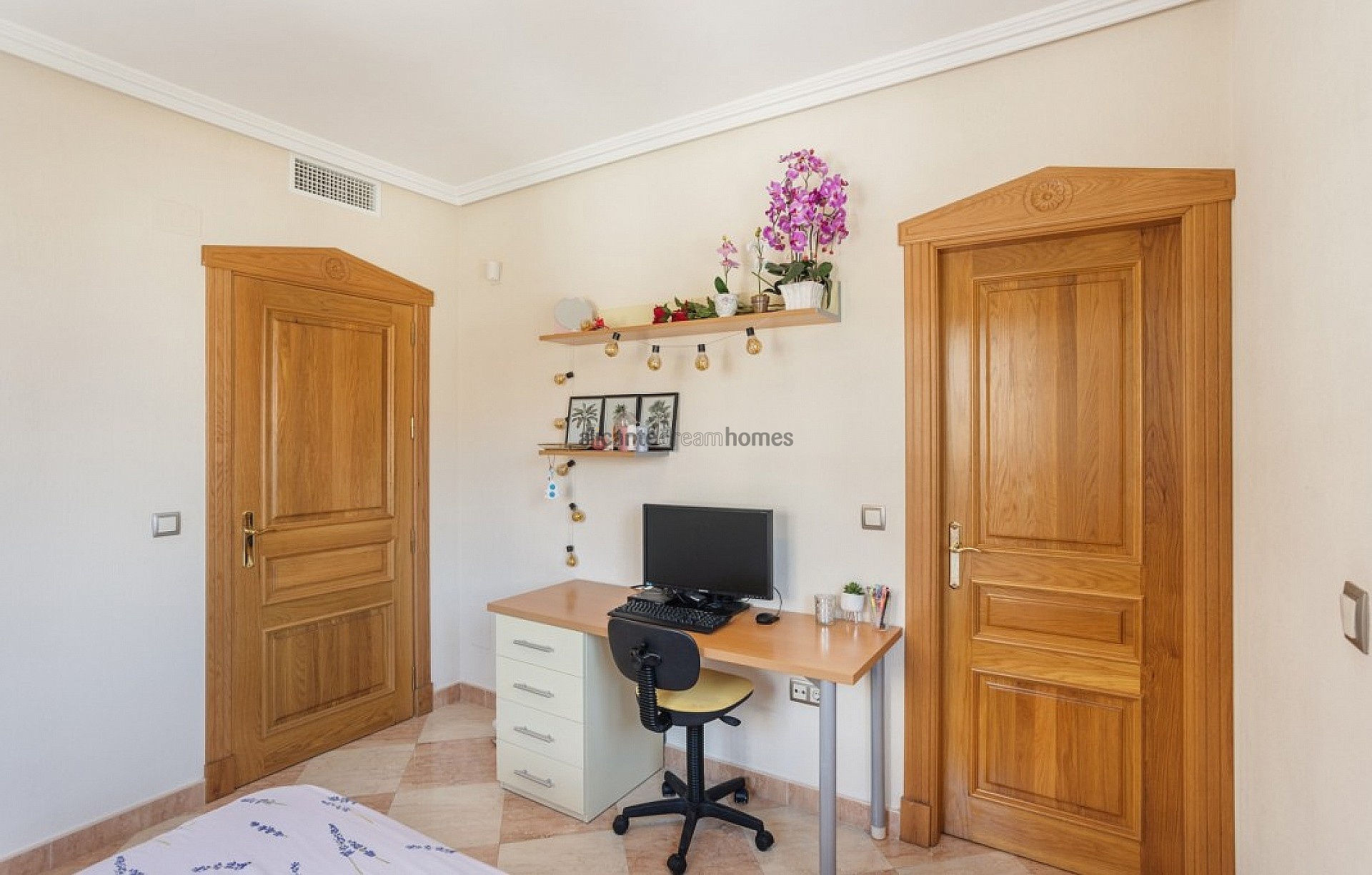 Resale - 5 Bedroom 4 Bathroom Villa in Torrevieja -  - Alicante