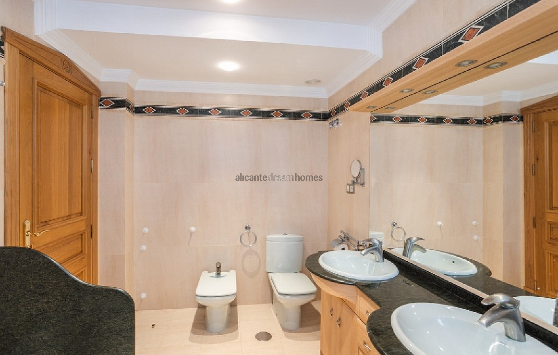 Resale - 5 Bedroom 4 Bathroom Villa in Torrevieja -  - Alicante