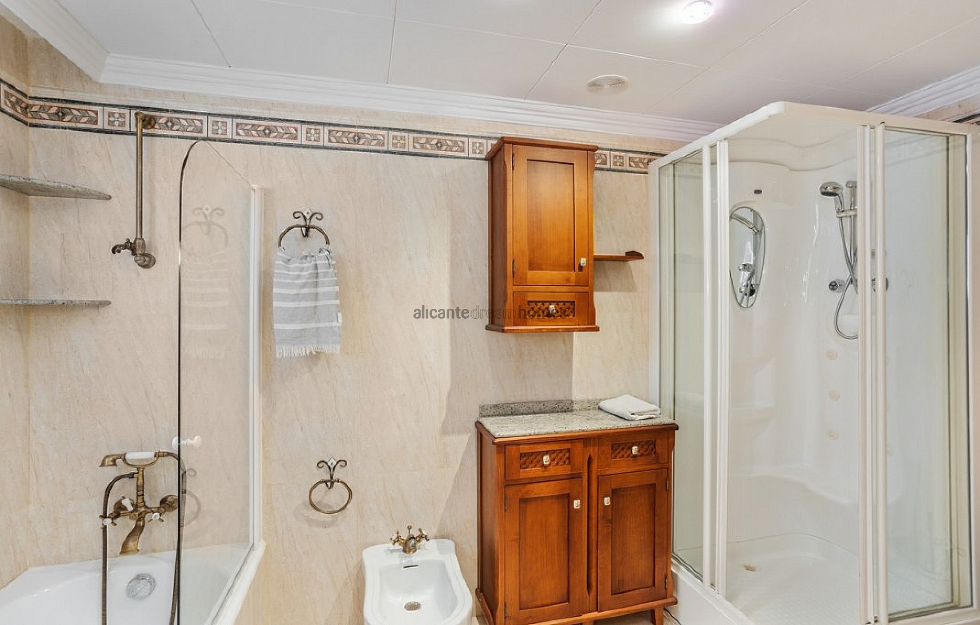 Resale - 5 Bedroom 4 Bathroom Villa in Torrevieja -  - Alicante