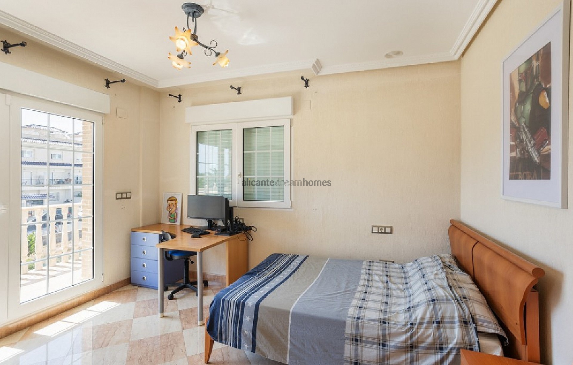 Resale - 5 Bedroom 4 Bathroom Villa in Torrevieja -  - Alicante