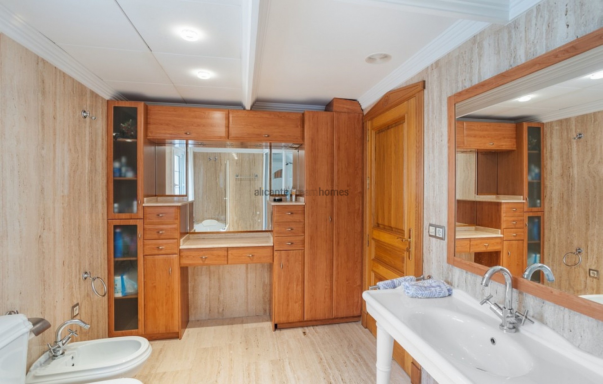 Resale - 5 Bedroom 4 Bathroom Villa in Torrevieja -  - Alicante