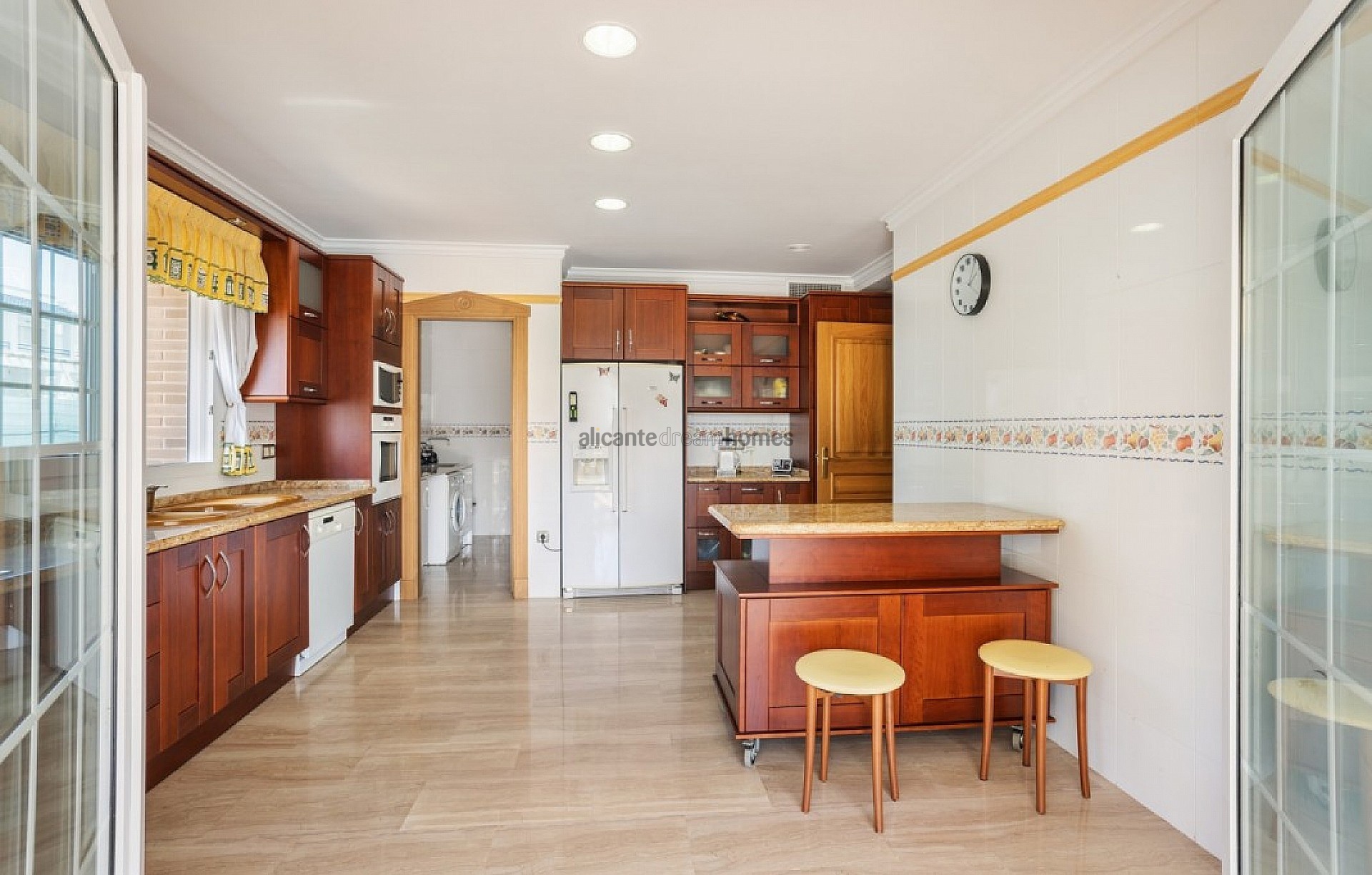 Resale - 5 Bedroom 4 Bathroom Villa in Torrevieja -  - Alicante