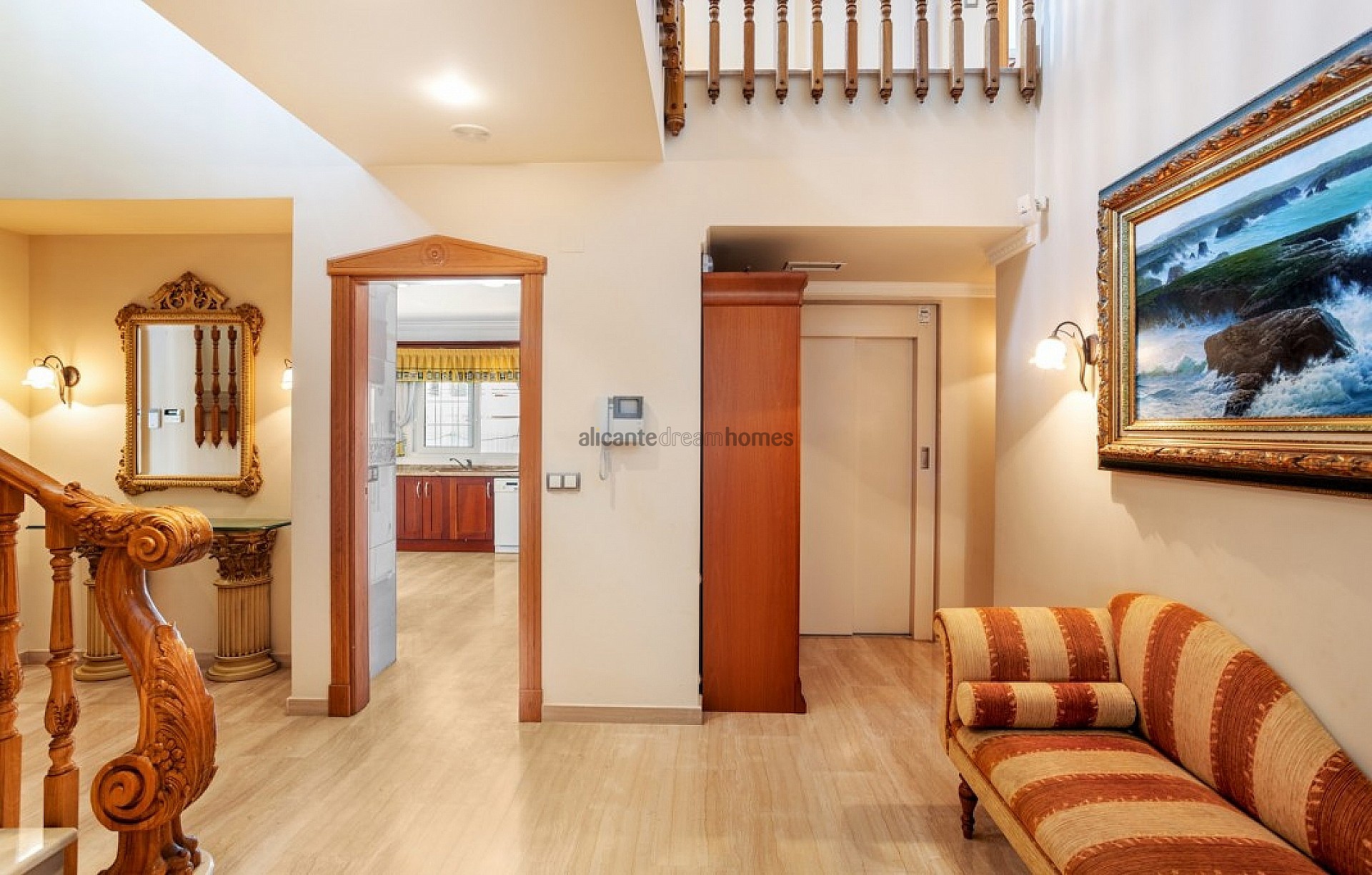 Resale - 5 Bedroom 4 Bathroom Villa in Torrevieja -  - Alicante