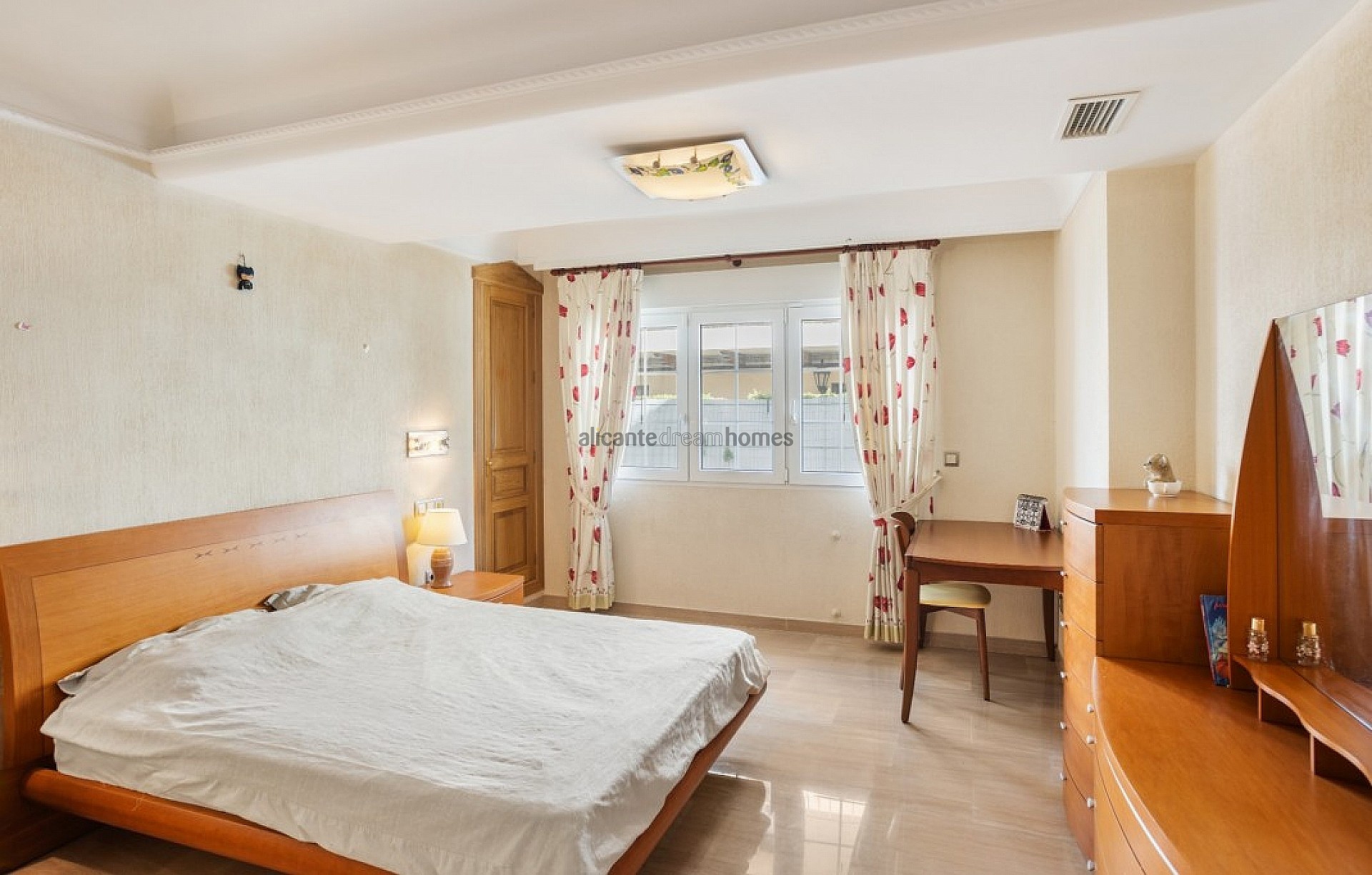 Resale - 5 Bedroom 4 Bathroom Villa in Torrevieja -  - Alicante