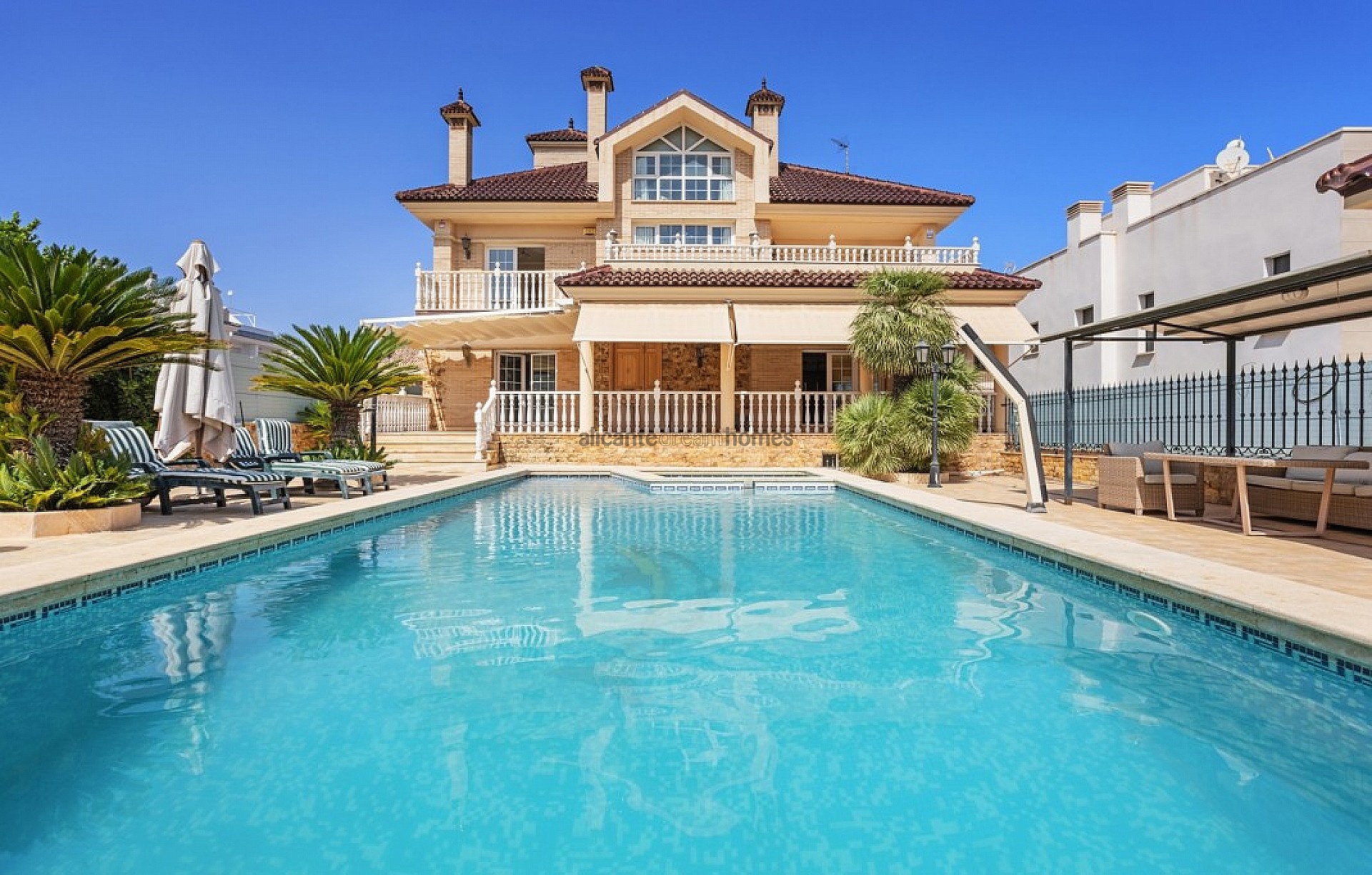 Resale - 5 Bedroom 4 Bathroom Villa in Torrevieja -  - Alicante
