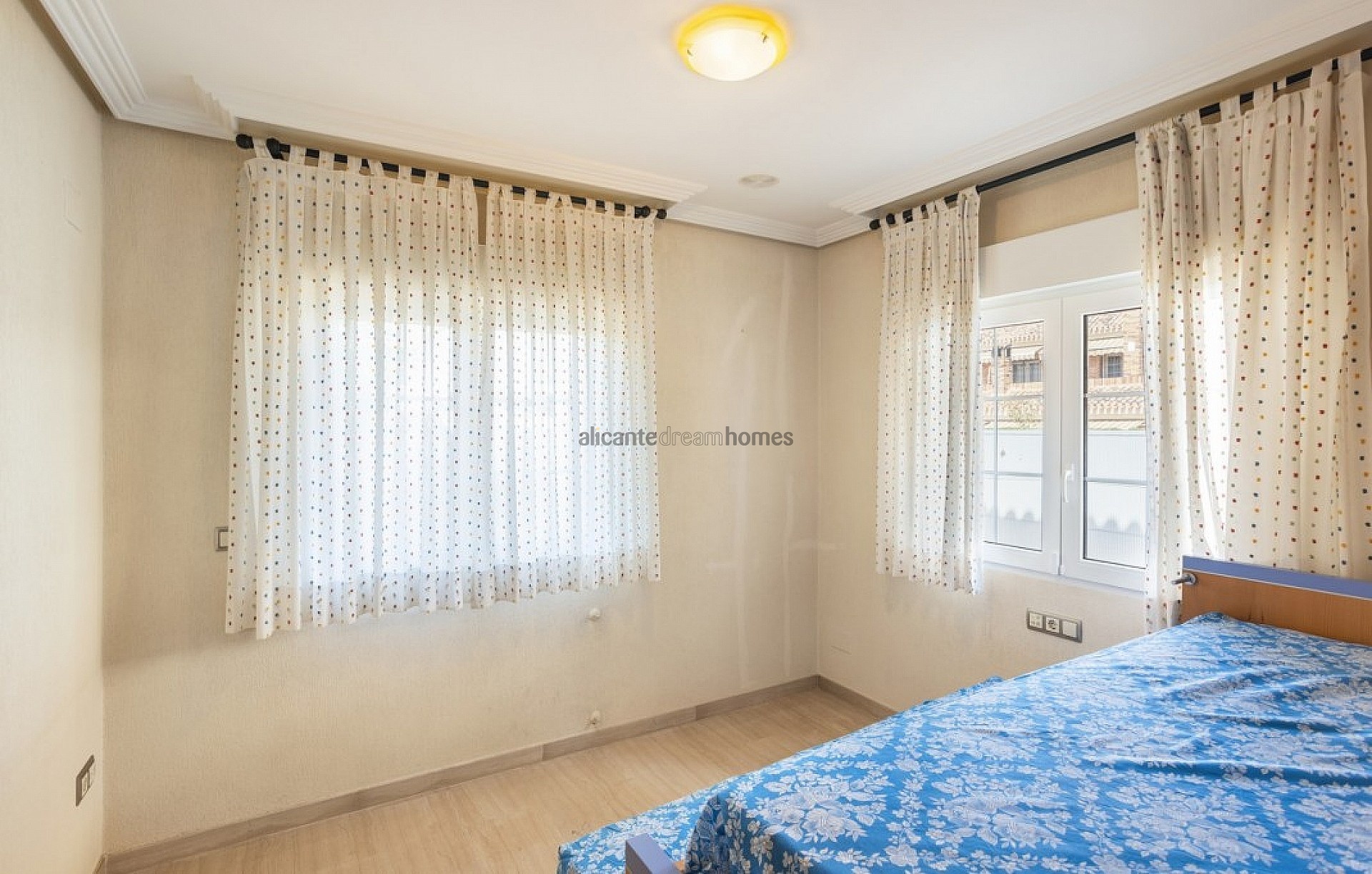 Resale - 5 Bedroom 4 Bathroom Villa in Torrevieja -  - Alicante
