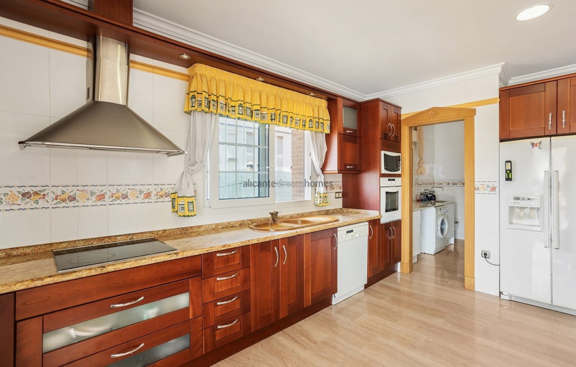 Resale - 5 Bedroom 4 Bathroom Villa in Torrevieja -  - Alicante