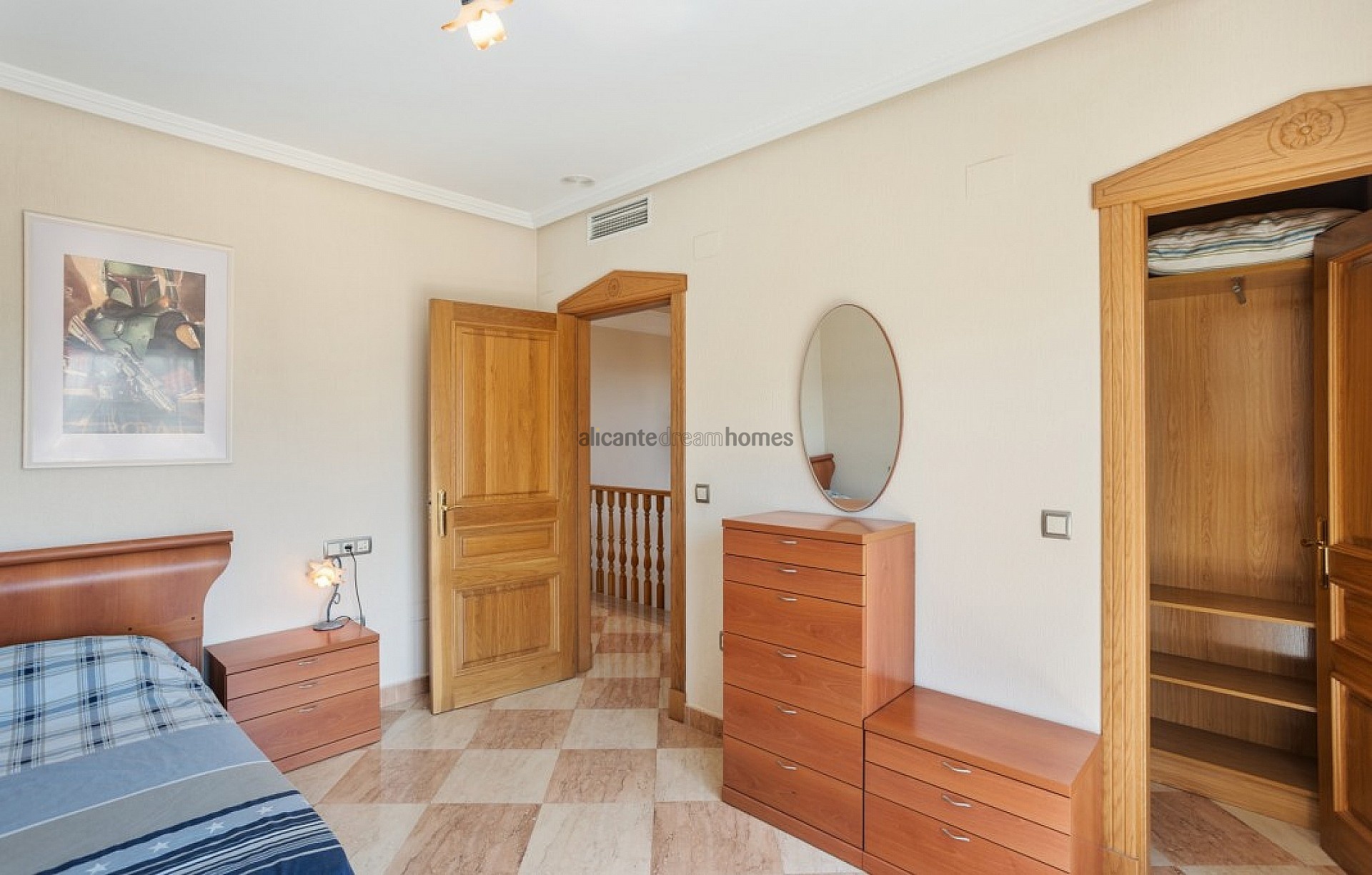 Resale - 5 Bedroom 4 Bathroom Villa in Torrevieja -  - Alicante