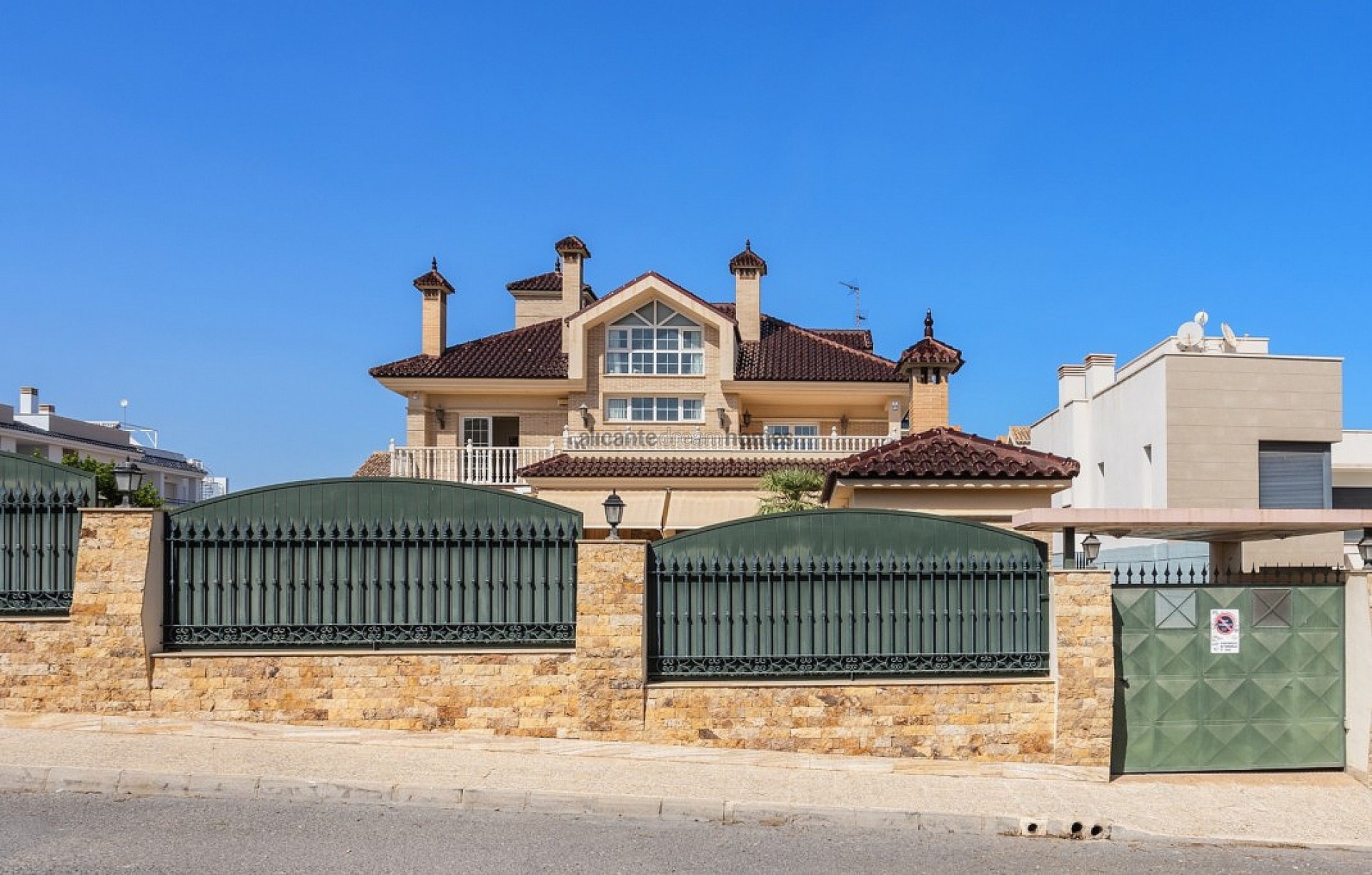 Resale - 5 Bedroom 4 Bathroom Villa in Torrevieja -  - Alicante