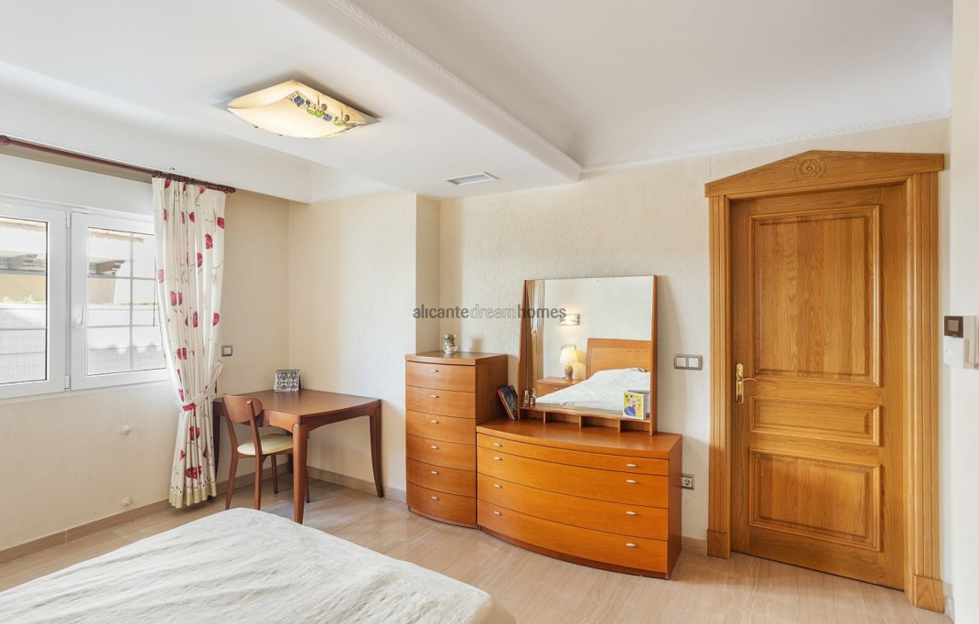 Resale - 5 Bedroom 4 Bathroom Villa in Torrevieja -  - Alicante