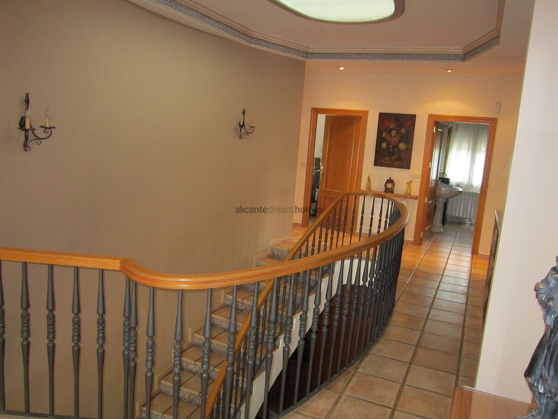 Resale - 6 Bedroom 4 Bathroom Villa in Yecla -  - Murcia