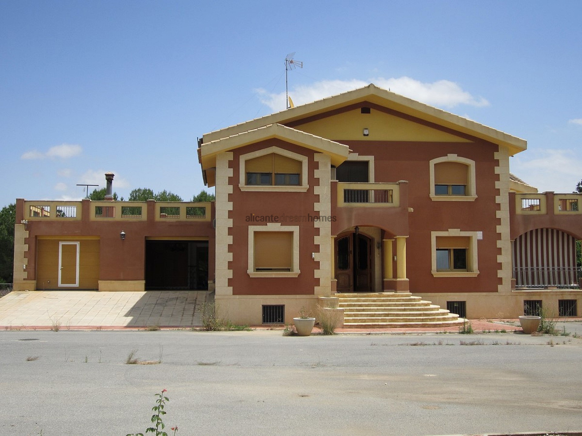 Resale - 6 Bedroom 4 Bathroom Villa in Yecla -  - Murcia