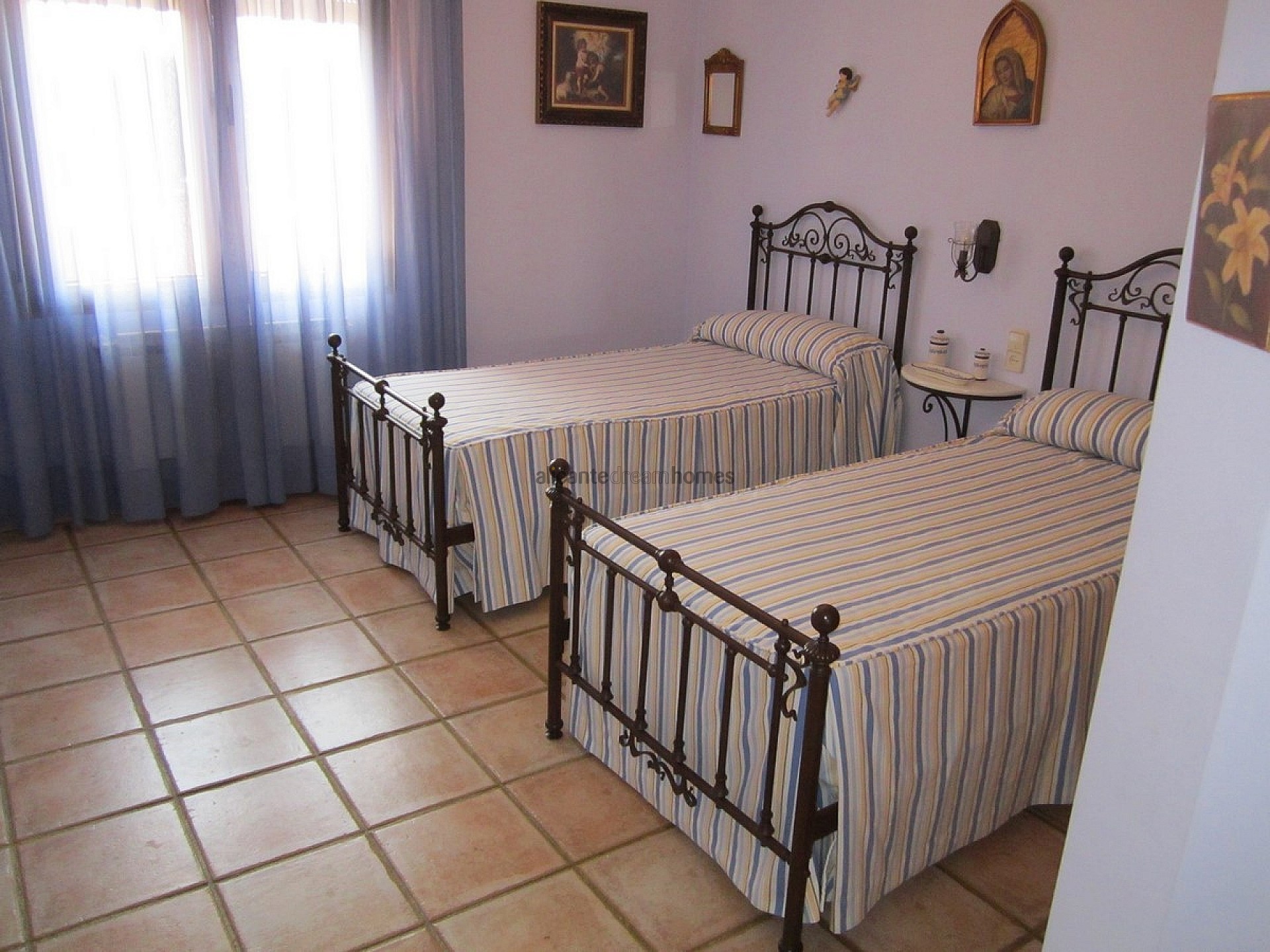 Resale - 6 Bedroom 4 Bathroom Villa in Yecla -  - Murcia