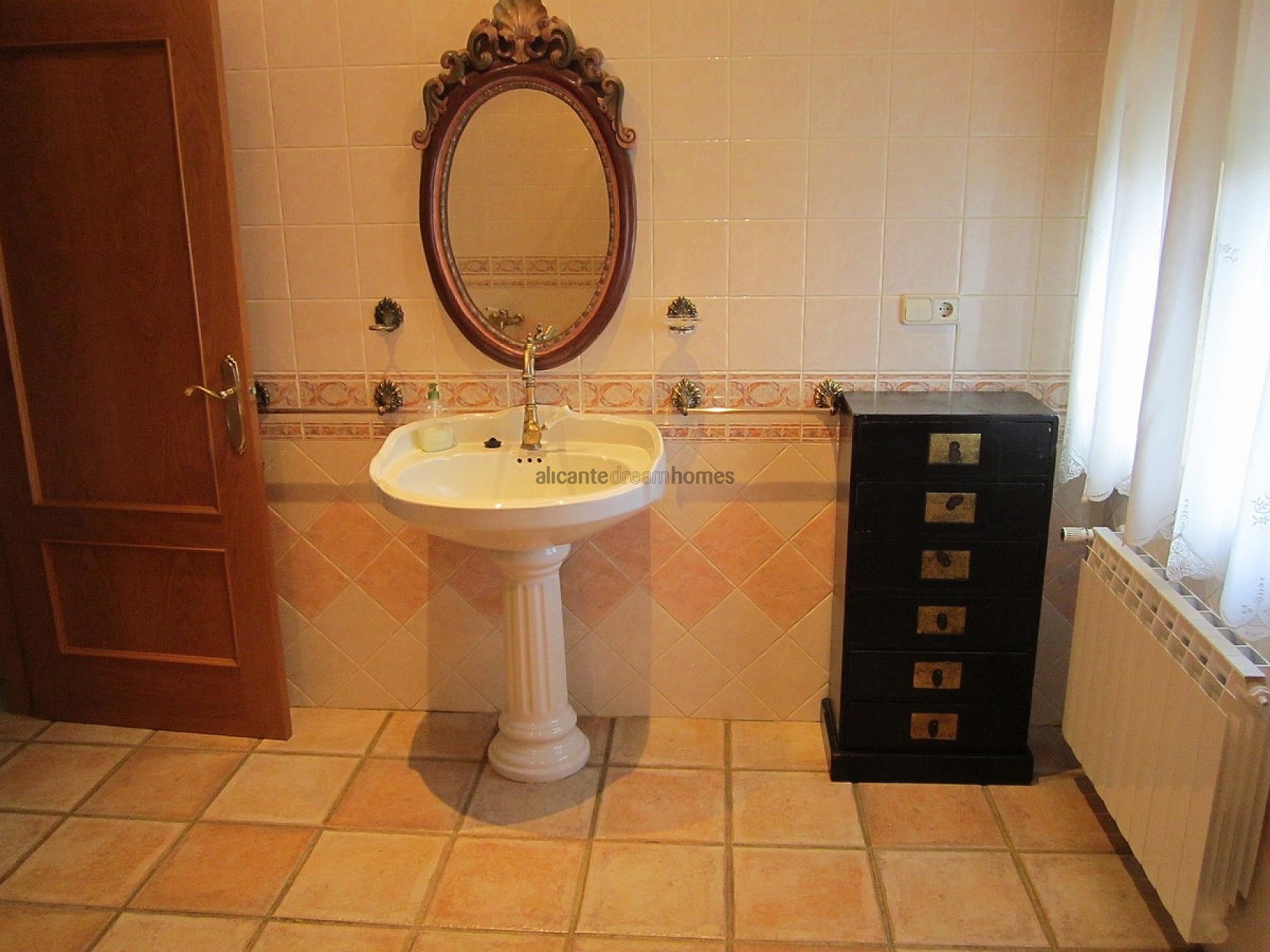 Resale - 6 Bedroom 4 Bathroom Villa in Yecla -  - Murcia