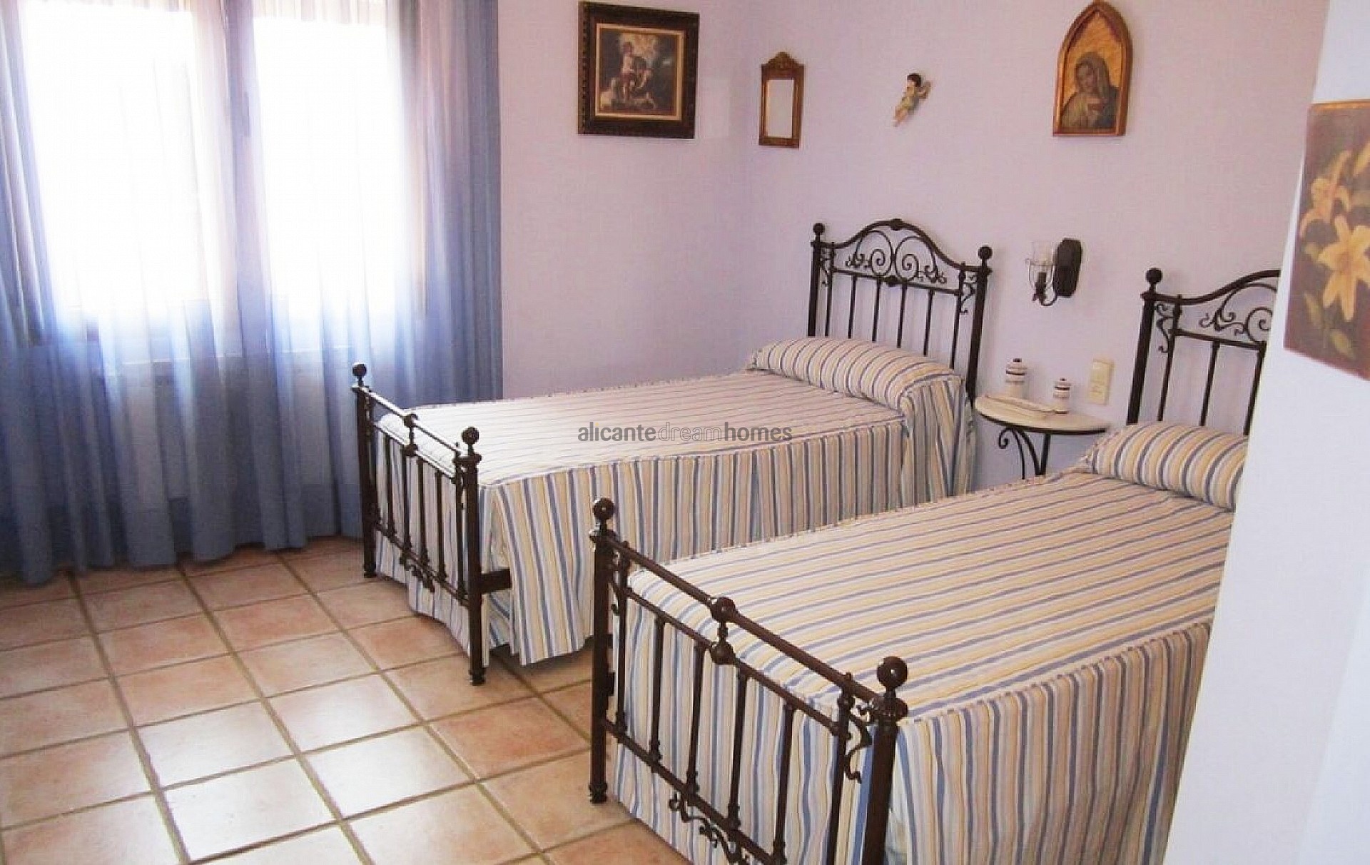 Resale - 6 Bedroom 4 Bathroom Villa in Yecla -  - Murcia