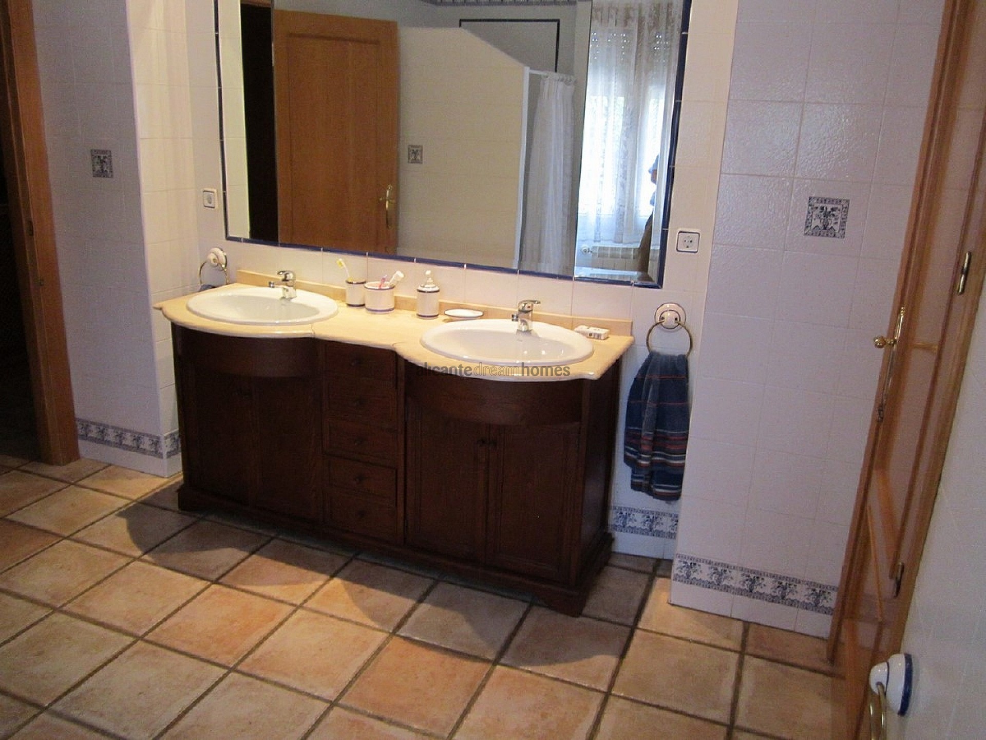 Resale - 6 Bedroom 4 Bathroom Villa in Yecla -  - Murcia